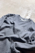 画像をギャラリービューアに読み込む, Y2K EARLY 00&#39;S LOGO SWEATSHIRT / GRAY [SIZE: XL USED]
