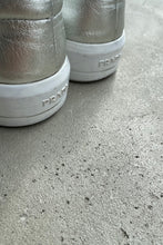 画像をギャラリービューアに読み込む, LOW CUT SNEAKERS / SILVER [SIZE: 39 (24.5cm相当) USED]

