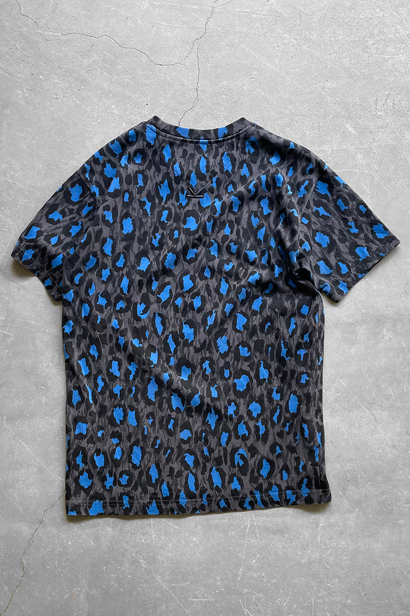 LOGO LEOPARD T-SHIRT / CHARCOAL [SIZE: XS USED]