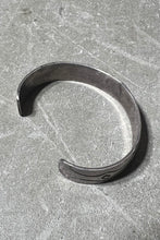 画像をギャラリービューアに読み込む, NAVAJO SILVEWR BRACELET W/STONES CHIP INLAY/ SILVER [SIZE: ONE SIZE USED]
