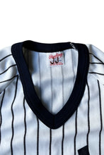 画像をギャラリービューアに読み込む, MADE IN USA 80-90&#39;S NY YANKEES V-NECK T-SHIRT / STRIPE [SIZE: M USED]
