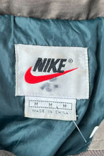 画像をギャラリービューアに読み込む, 90&#39;S ONE POINT LOGO DOWN JACKET / KHAKI [SIZE: M USED]
