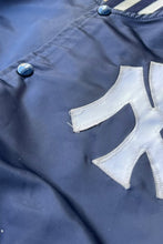 画像をギャラリービューアに読み込む, 90'S NY YANKEES NYLON STADIUM JACKET / NAVY [SIZE: L USED]

