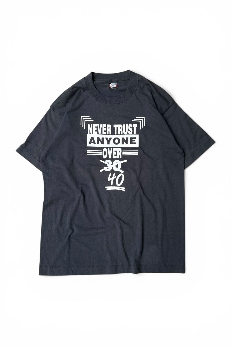 MADE IN USA 90년대 NEVER TRUST ANYONE OVER 40 MESSAGE 티셔츠 / BLACK [사이즈: L USED]