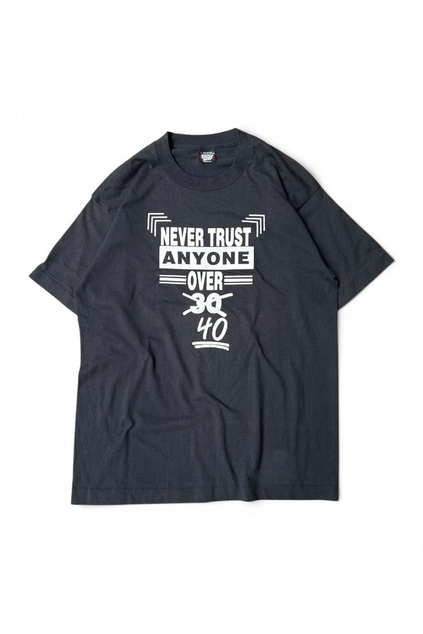 MADE IN USA 90년대 NEVER TRUST ANYONE OVER 40 MESSAGE 티셔츠 / BLACK [사이즈: L USED]