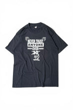 画像をギャラリービューアに読み込む, MADE IN USA 90'S NEVER TRUST ANYONE OVER 40 MESSAGE T-SHIRT / BLACK [SIZE: L USED]
