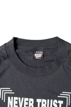 画像をギャラリービューアに読み込む, MADE IN USA 90'S NEVER TRUST ANYONE OVER 40 MESSAGE T-SHIRT / BLACK [SIZE: L USED]
