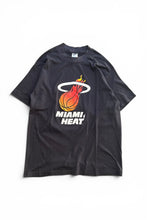 画像をギャラリービューアに読み込む, MADE IN USA 90'S NBA MIAMI HEAT T-SHIRT / BLACK [SIZE: XL USED]
