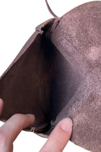 画像をギャラリービューアに読み込む, SMALL LEATHER SHOULDER BAG / BROWN [SIZE: ONE SIZE USED]
