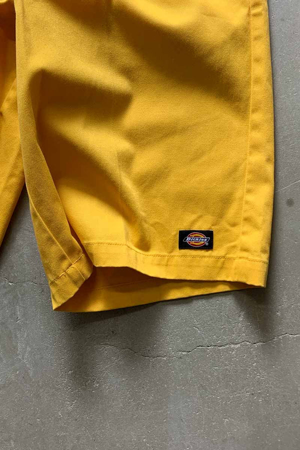 LOOSE FIT SHORTS / YELLOW [SIZE: 32 USED]