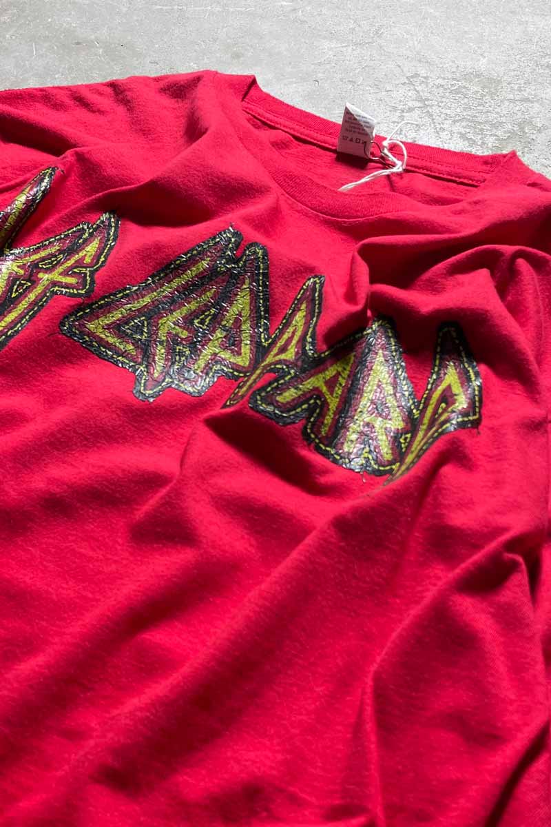 DEF LEPPARD PRINT BAND T-SHIRT / RED [SIZE: XL USED]