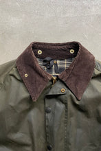 画像をギャラリービューアに読み込む, MADE IN ENGLAND CLASSIC BEAUFORT OIL WAXED JACKET / KHAKI [SIZE:L相当 USED]
