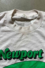 画像をギャラリービューアに読み込む, MADE IN USA 80&#39;S S/S NEWPORT PRINT ADVERTISING T-SHIRT / WHITE [SIZE: L USED]
