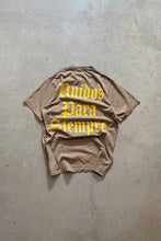 画像をギャラリービューアに読み込む, 22&#39;S ONE POINT LOGO T-SHIRT / BROWN [SIZE: S USED]
