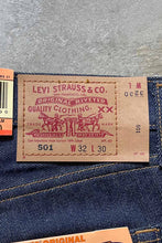 画像をギャラリービューアに読み込む, MADE IN USA 01&#39;S 501 DENIM PANTS / INDIGO [SIZE: W32L30 DEADSTOCK/NOS]
