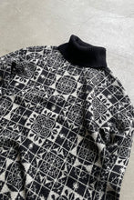 画像をギャラリービューアに読み込む, MADE IN ITALY 90&#39;S GEOMETRIC PATTERN TURTLE NECK KNIT SWEATER / PATTERN [SIZE: L USED]

