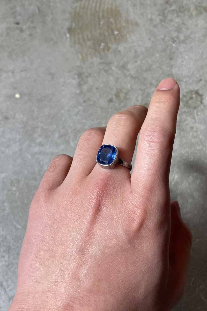 SILVER RING W/GLASS STONE [SIZE: US 8.5 equivalent USED]
