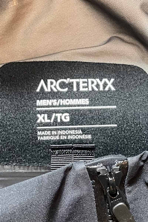 BETA GORE-TEX JACKET / BLACK [SIZE: XL USED]