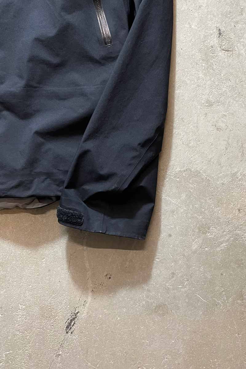BETA GORE-TEX JACKET / BLACK [SIZE: XL USED]