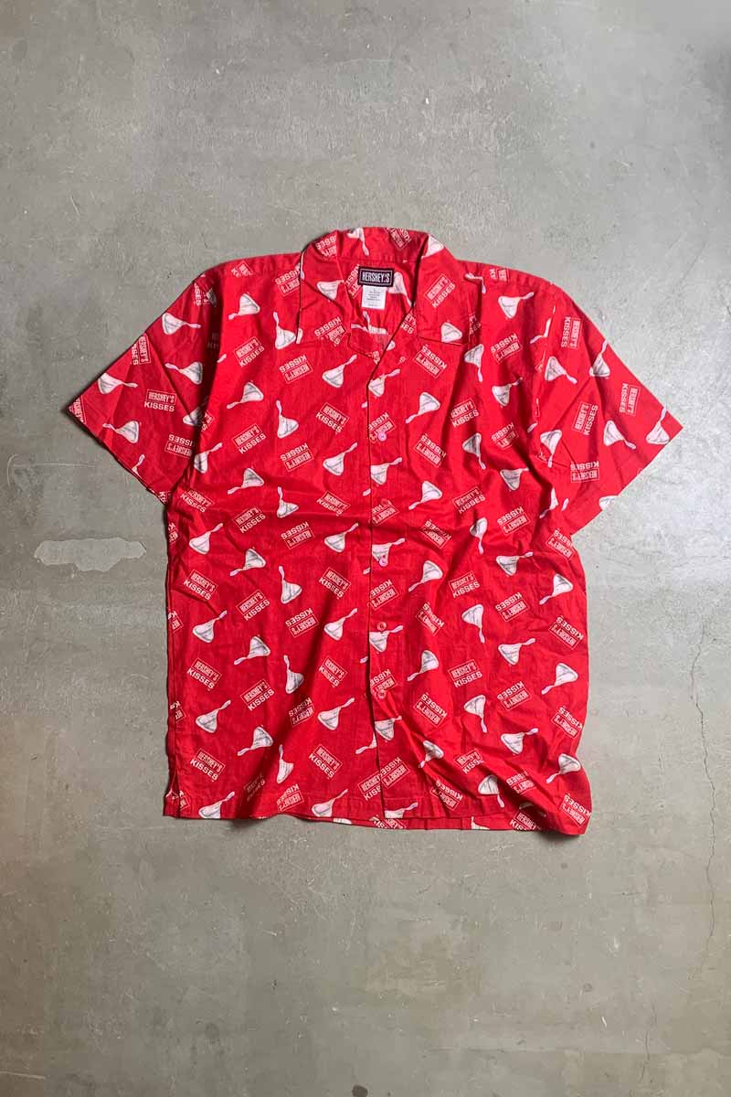01'S S/S OPEN COLLAR HERSHEY'S KISSES DESIGN ADVERTISING SHIRT / RED [SIZE: L USED]
