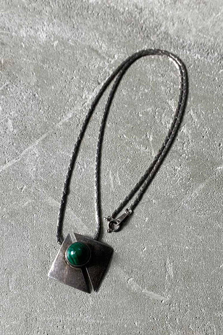 SILVER NECKLACE W/MALACHITE [SIZE: ONE SIZE USED]