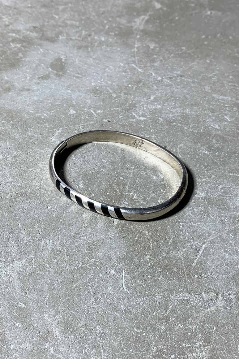 925 SILVER BANGLE W/ONYX [SIZE: ONE SIZE USED]