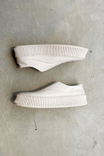 画像をギャラリービューアに読み込む, MADE IN SPAIN SLIP ON LEATHER SNEAKERS / WHITE [SIZE: 40 (25.0cm相当) USED]
