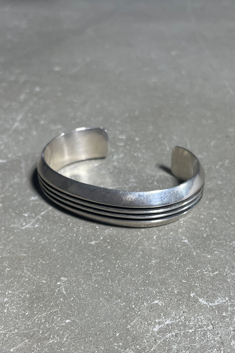 NAVAJO STERLING SILVER BANGLE / SILVER [SIZE: ONE SIZE USED]