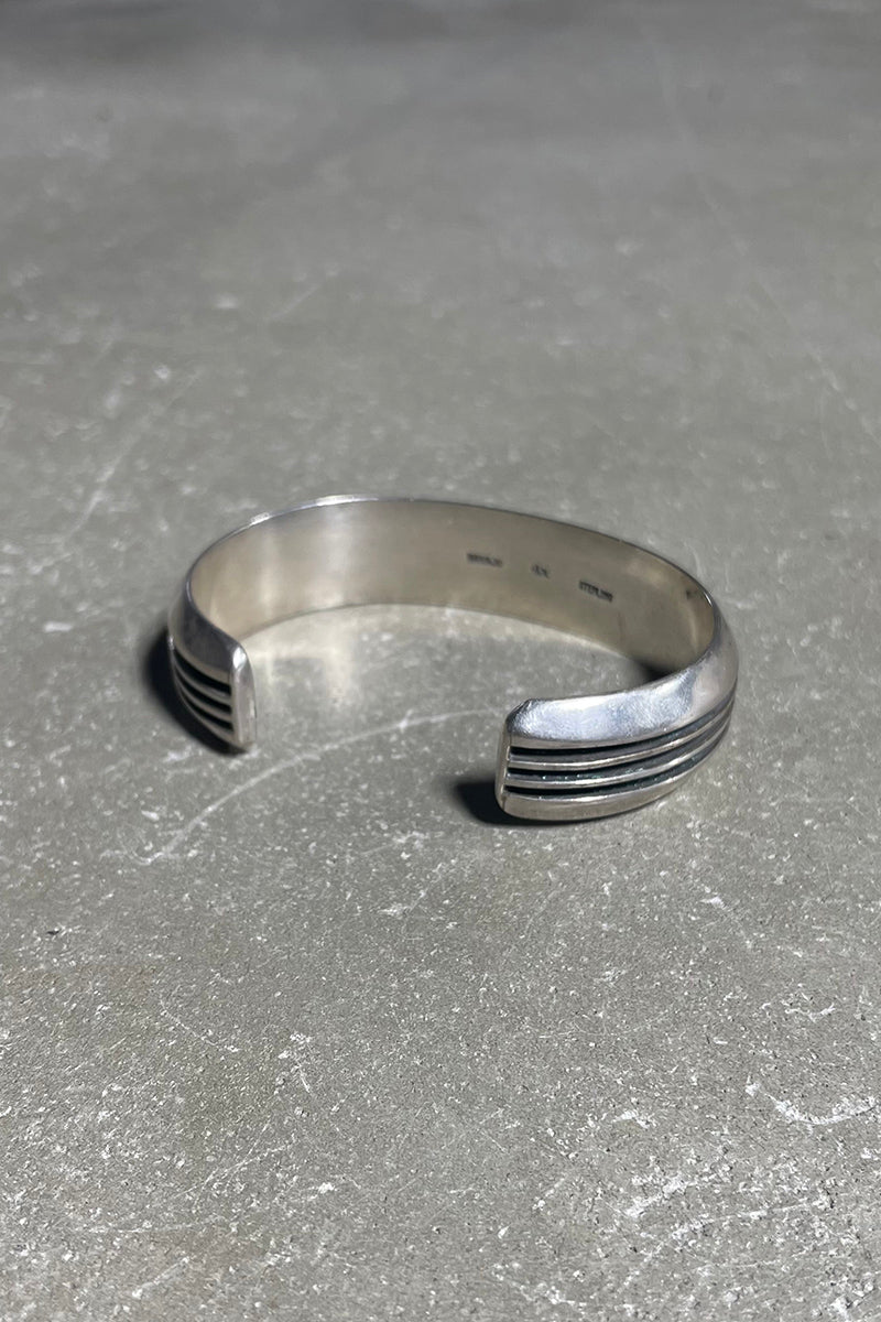 NAVAJO STERLING SILVER BANGLE / SILVER [SIZE: ONE SIZE USED]