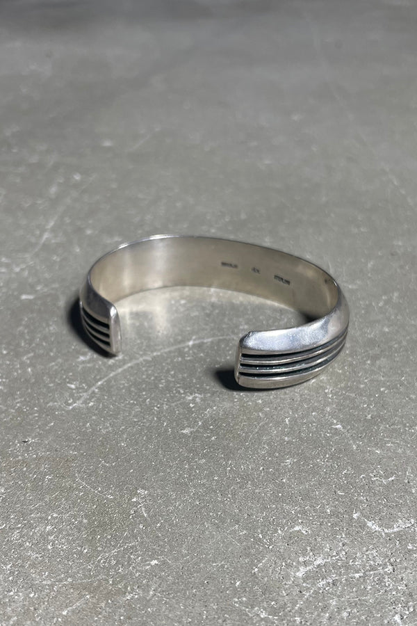 NAVAJO STERLING SILVER BANGLE / SILVER [SIZE: ONE SIZE USED]