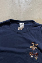 画像をギャラリービューアに読み込む, Y2K EARLY 00&#39;S LOONEY TUNES WILE E COYOTE POKET T-SHIRT / NAVY [SIZE: 2XL USED]
