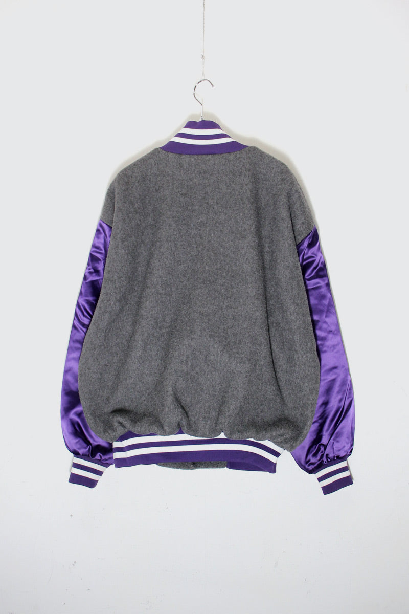 MADE IN USA 90'S SNOOPY EMBROIDERY FLEECE SATIN STADIUM JACKET / GREY / PURPLE [SIZE: L USED]