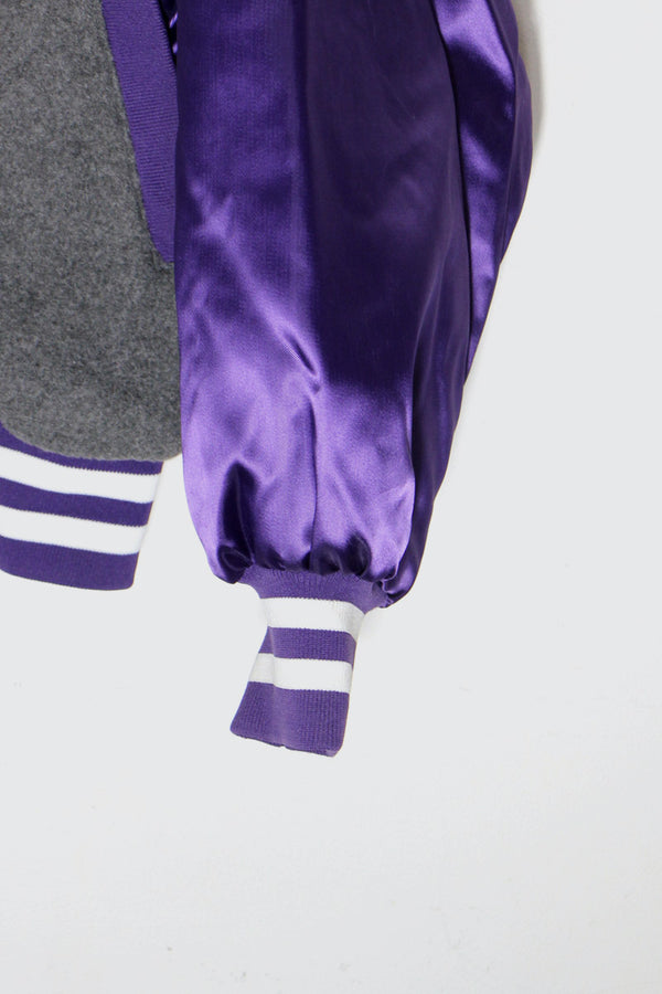MADE IN USA 90'S SNOOPY EMBROIDERY FLEECE SATIN STADIUM JACKET / GREY / PURPLE [SIZE: L USED]