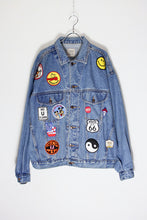 画像をギャラリービューアに読み込む, 90&#39;S BADGE CUSTOM DENIM JACKET / INDIGO [SIZE: L相当 USED]
