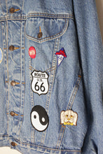 画像をギャラリービューアに読み込む, 90&#39;S BADGE CUSTOM DENIM JACKET / INDIGO [SIZE: L相当 USED]
