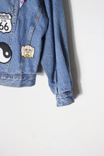 画像をギャラリービューアに読み込む, 90&#39;S BADGE CUSTOM DENIM JACKET / INDIGO [SIZE: L相当 USED]
