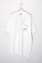 画像をギャラリービューアに読み込む, MADE IN USA 90&#39;S S/S MARLBORO RODEO BACK PRINT POCKET ADVERTISING T-SHIRT / WHITE [SIZE: XL DEADSTOCK/NOS]
