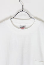 画像をギャラリービューアに読み込む, MADE IN USA 90&#39;S S/S MARLBORO RODEO BACK PRINT POCKET ADVERTISING T-SHIRT / WHITE [SIZE: XL DEADSTOCK/NOS]
