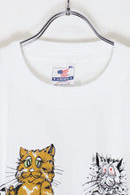 画像をギャラリービューアに読み込む, MADE IN USA 90&#39;S S/S WORK TWO CAT PRINT ANIMAL T-SHIRT / WHITE [SIZE: XL DEADSTOCK/NOS]
