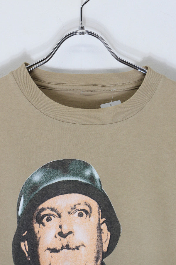 97'S S/S HOGAN'S HEROES PRINT MOVIE T-SHIRT / BEIGE [SIZE: L equivalent USED]