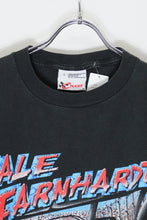 画像をギャラリービューアに読み込む, 90&#39;S S/S DALE EARNHARDT CAR PRINT ADVERTISING T-SHIRT / BLACK [SIZE: L USED]
