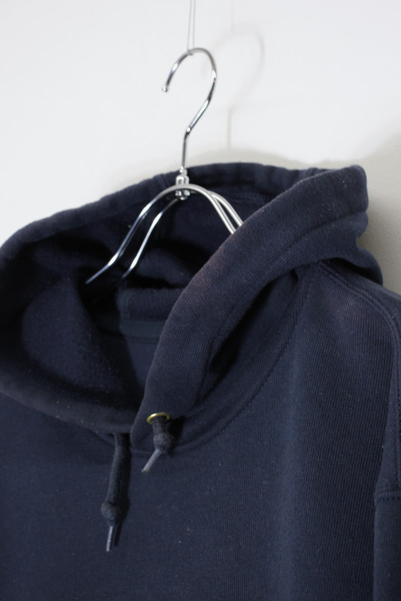 PULLOVER SLEEVE PRINT SWEAT HOODIE / NAVY [SIZE: M USED]